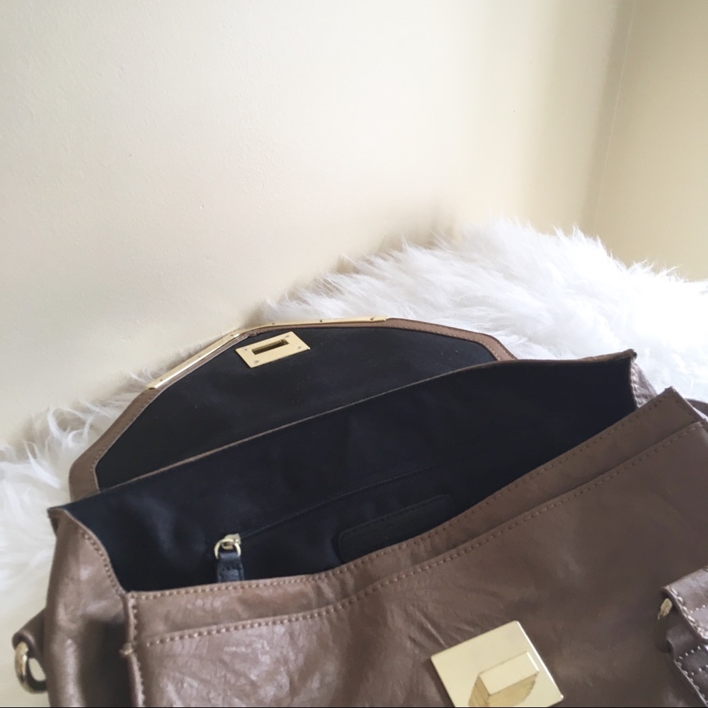 ❌SOLD!❌ BCBG Tan Gold Purse Crossbody Satchel - Picture 5 of 6